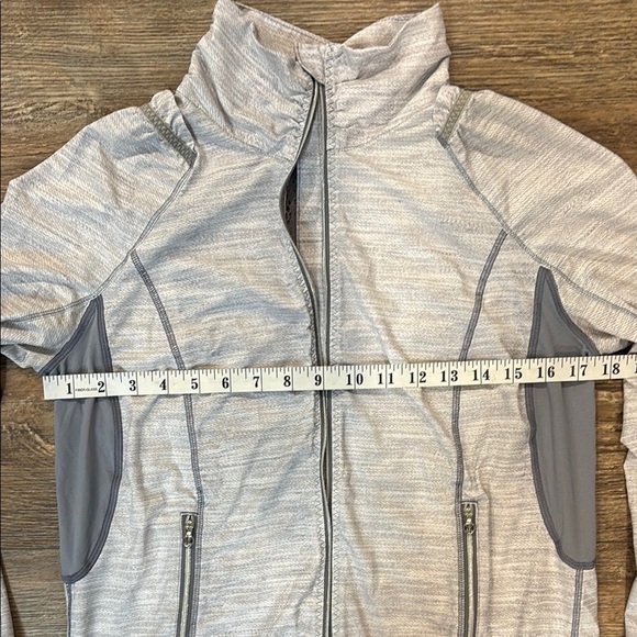 Lululemon Run White Fossil Nada Jacket Lightweight Running Women's Size 8 EUC - Picture 8 of 15